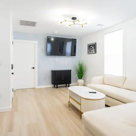 Luxury 2 Bed 2 Bath East