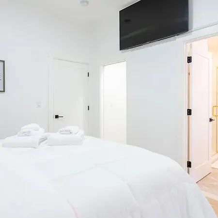 Apartment Luxury 2 Bed 2 Bath East *