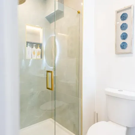 Luxury 2 Bed 2 Bath East Apartment *