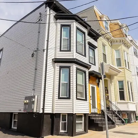 Luxury 2 Bed 2 Bath East *