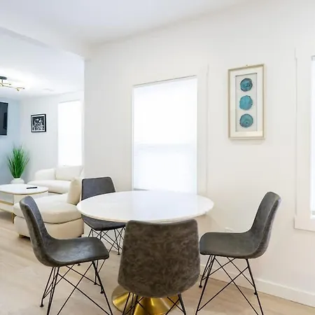 Apartment Luxury 2 Bed 2 Bath East *