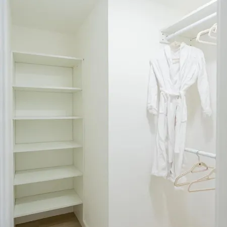 Luxury 2 Bed 2 Bath East Apartment *
