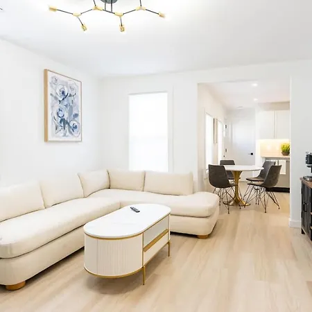 Apartment Luxury 2 Bed 2 Bath East *