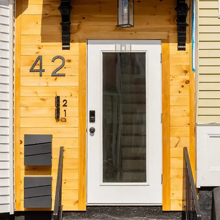 Apartment Luxury 2 Bed 2 Bath East