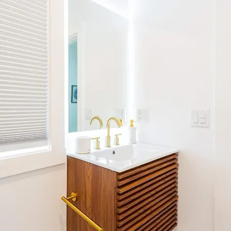 Luxury 2 Bed 2 Bath East Boston