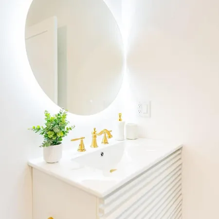 Luxury 2 Bed 2 Bath East * Boston