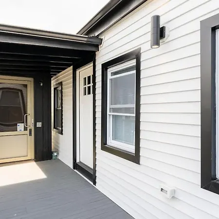 Luxury 2 Bed 2 Bath East Apartment