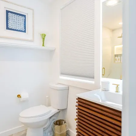 Luxury 2 Bed 2 Bath East *