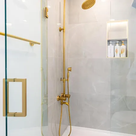Luxury 2 Bed 2 Bath East * Boston