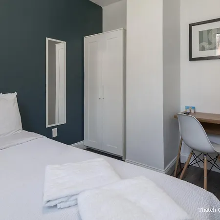 Apartment Quarters On Dot By Thatch