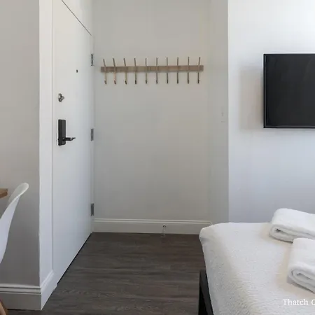 Quarters On Dot By Thatch Apartment