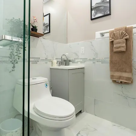 558-1 - Spacious & Modern 3br Near Franklin Park Apartment *