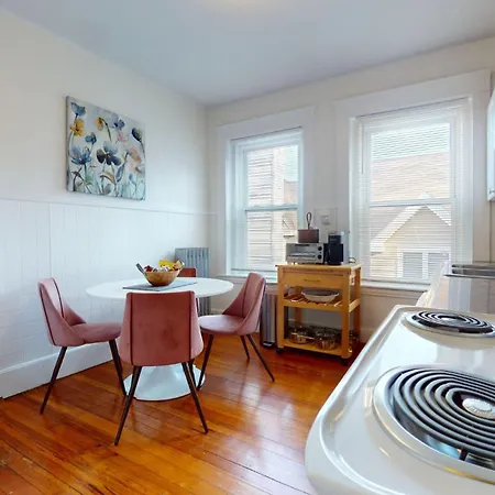 Sunny,spacious, Sleeps 4, Steps To Mbta,hospitals Apartment *