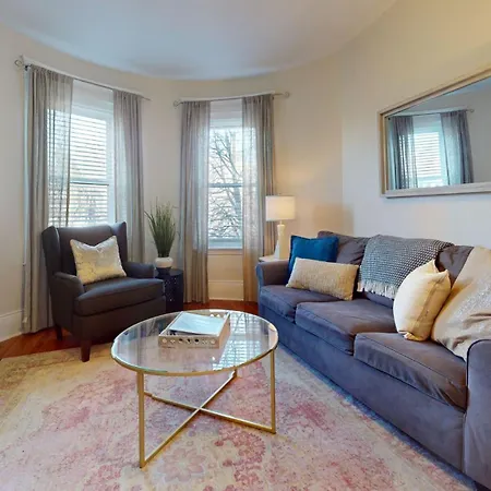 Apartment Sunny,spacious, Sleeps 4, Steps To Mbta,hospitals