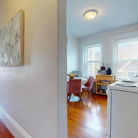 Sunny,spacious, Sleeps 4, Steps To Mbta,hospitals Apartment *