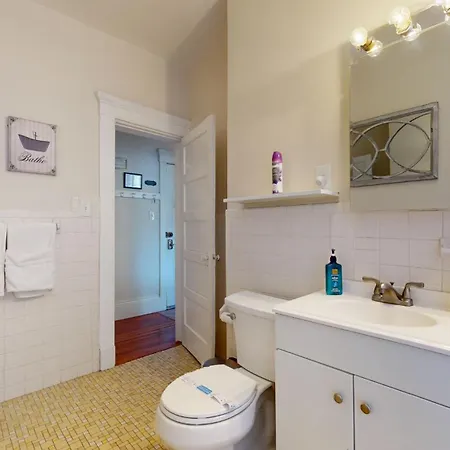 Sunny,spacious, Sleeps 4, Steps To Mbta,hospitals * Brookline