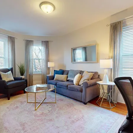 Sunny,spacious, Sleeps 4, Steps To Mbta,hospitals Apartment