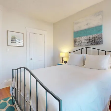 Apartment Sunny,spacious, Sleeps 4, Steps To Mbta,hospitals *