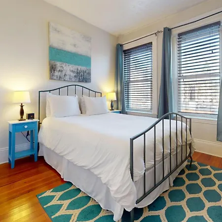 Sunny,spacious, Sleeps 4, Steps To Mbta,hospitals Apartment Brookline