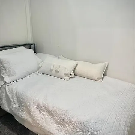 Quiet Two Bedroom In Convenient Location Apartment