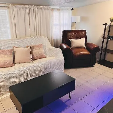 Quiet Two Bedroom In Convenient Location Apartment