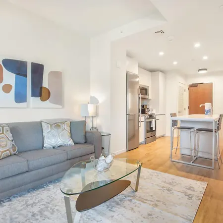 Spacious Full Kitchen In Seaport *