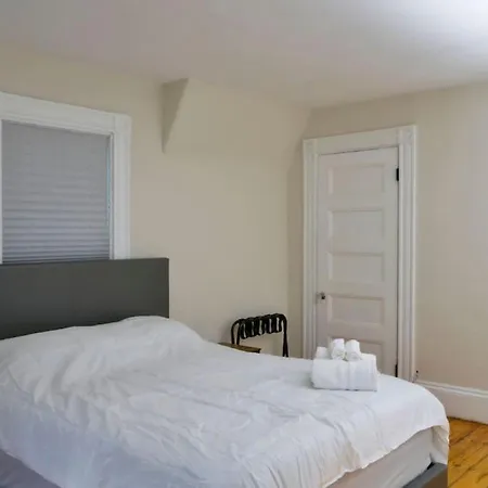 Historical Urban Oasis - 6 Bedroom 3 Bath Holiday home