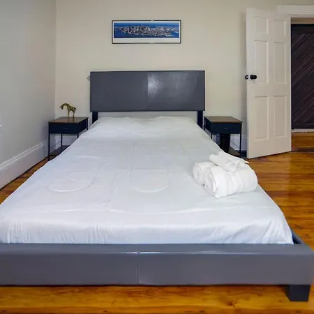 Historical Urban Oasis - 6 Bedroom 3 Bath Holiday home
