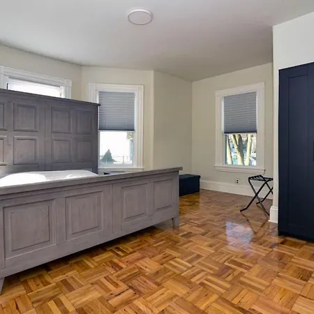 Historical Urban Oasis - 6 Bedroom 3 Bath Boston