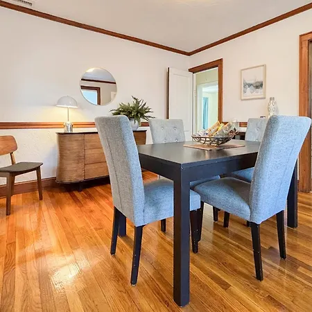 Spacious 3 Bed, In Unit Laundry, Free Prkng Holiday home