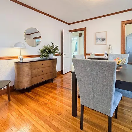 Spacious 3 Bed, In Unit Laundry, Free Prkng Holiday home *