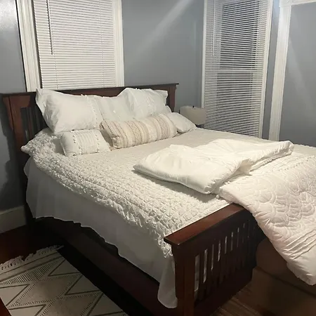 Apartment Quiet Two Bedroom In Convenient Location *