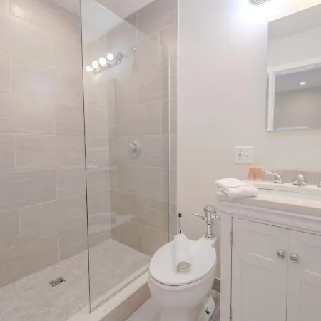 Apartment Luxury At 2br 2ba 200mbps Internet