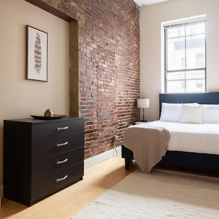 Large Ceilings Centrally Located 4bed 2bath Apartment