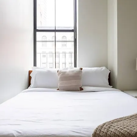 Large Ceilings Centrally Located 4bed 2bath Apartment *