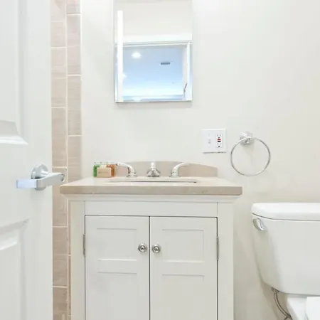 Simple 1br Financial District Keyless Entry *