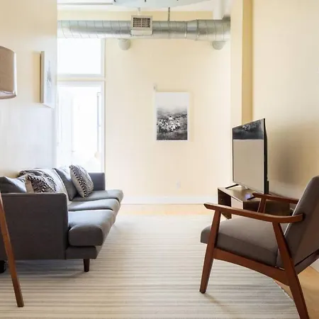 Large Ceilings Centrally Located 4bed 2bath * Boston