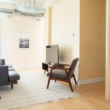 Large Ceilings Centrally Located 4bed 2bath Apartment