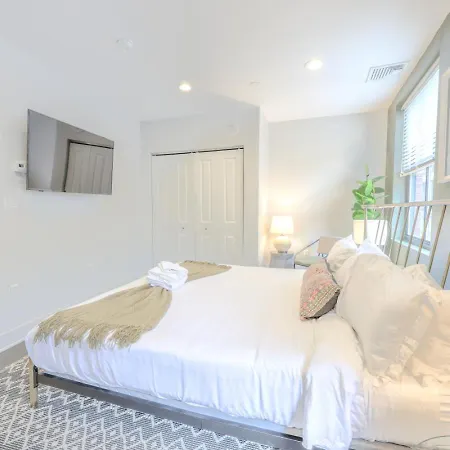 Sleek Fidi Close To Public Transit Apartment *