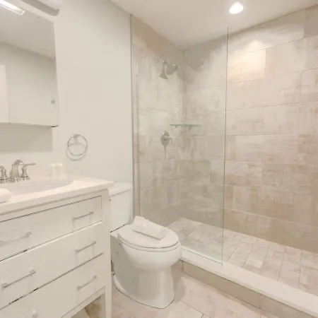 Sleek Fidi Close To Public Transit Apartment *