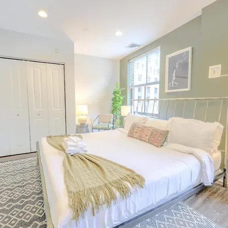 Sleek Fidi Close To Public Transit Apartment Boston