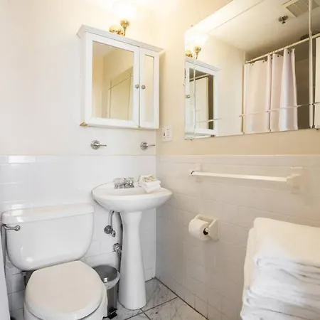 Awesome 2 Bed 1.5 Bath Downtown Apartment