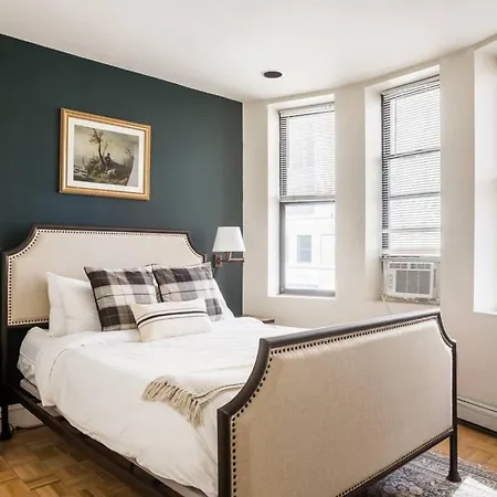 Awesome 2 Bed 1.5 Bath Downtown Apartment