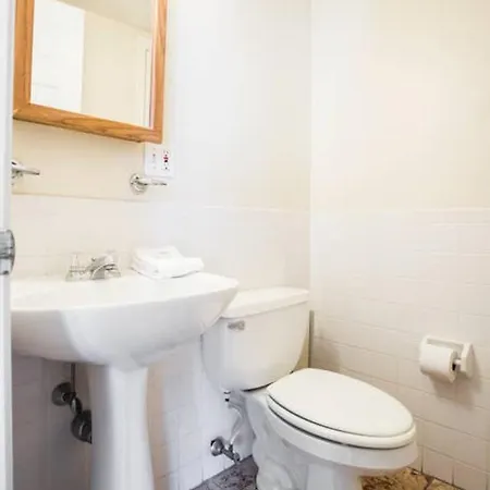 Awesome 2 Bed 1.5 Bath Downtown