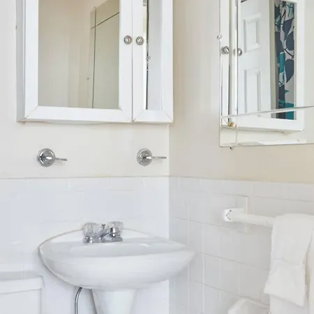 Awesome 2 Bed 1.5 Bath Downtown