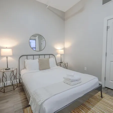 Pet Friendly Downtown Elevator Washer Dryer