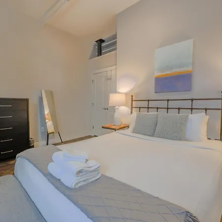 Unbeatable Location 4 Bed Loft Parking Optional