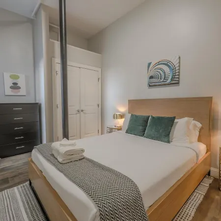 Apartment Unbeatable Location 4 Bed Loft Parking Optional