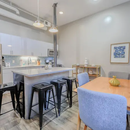 Unbeatable Location 4 Bed Loft Parking Optional Apartment