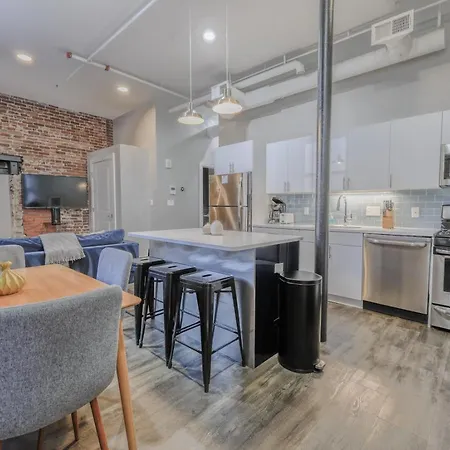 Unbeatable Location 4 Bed Loft Parking Optional Apartment *